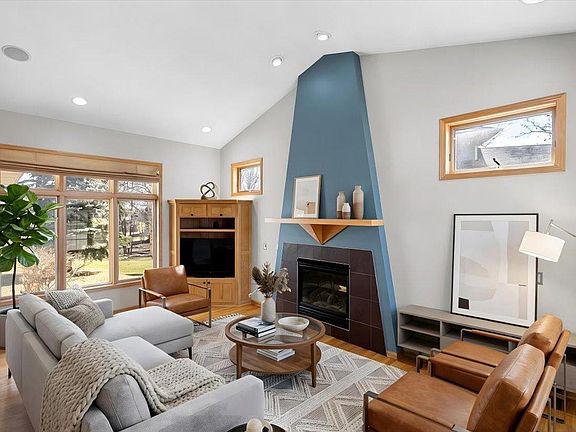 3rd image of 1255 Irvine Dr
