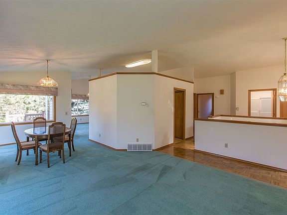 4th image of 6420 N Royal Cres