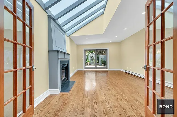 Rented by Bond New York | media 35