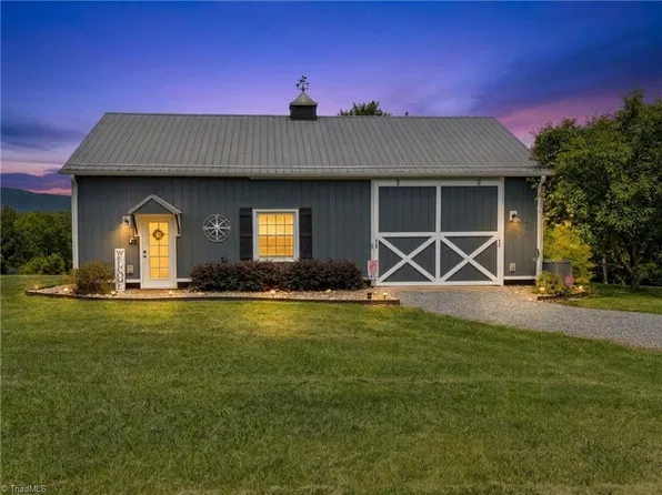 910 Hanks St, Traphill, NC 28685