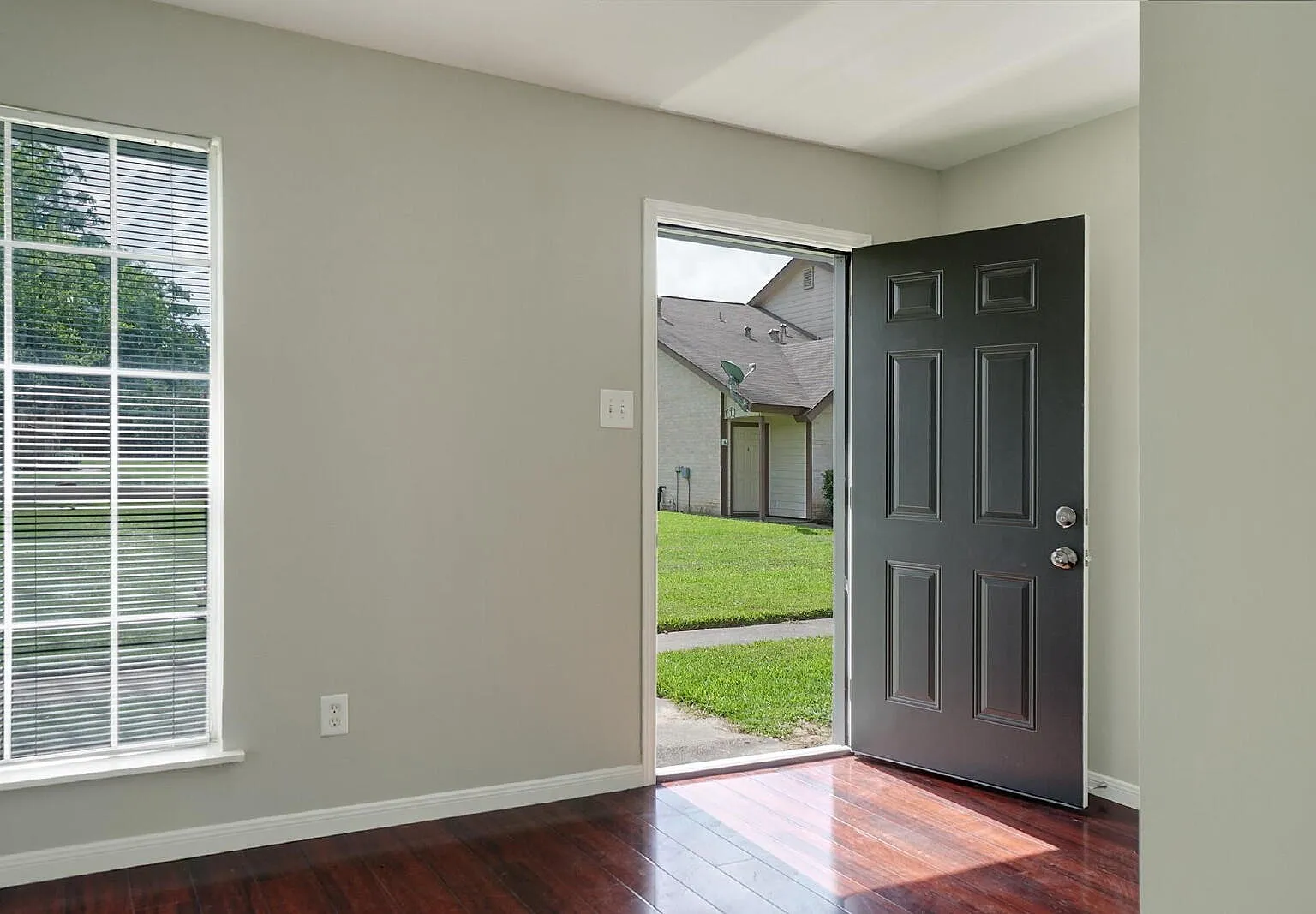 3 bed, 2.0 bath, 1414 sqft, $1,650 — Photo 3