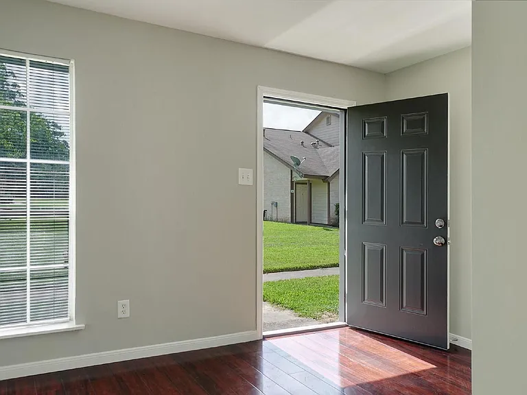 1833 Country Village Blvd — Photo 3
