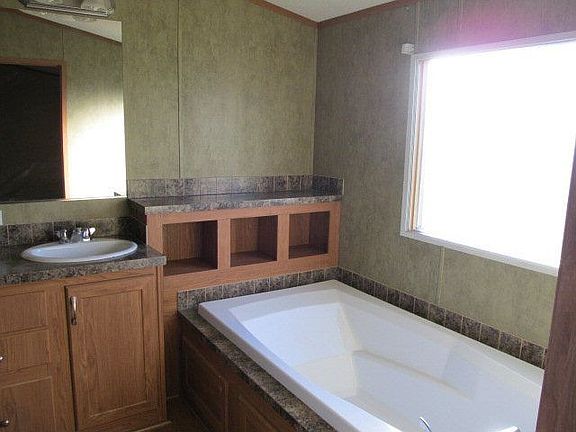 3rd image of 1052 Indian Springs Dr