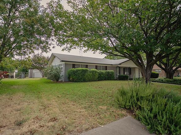 3rd image of 703 N Avenue O
