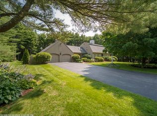 19 Hedgerow Dr, Falmouth, ME 04105