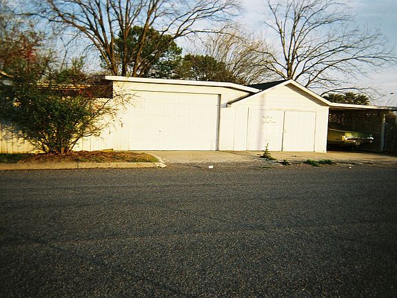 2nd image of 165 Ave B