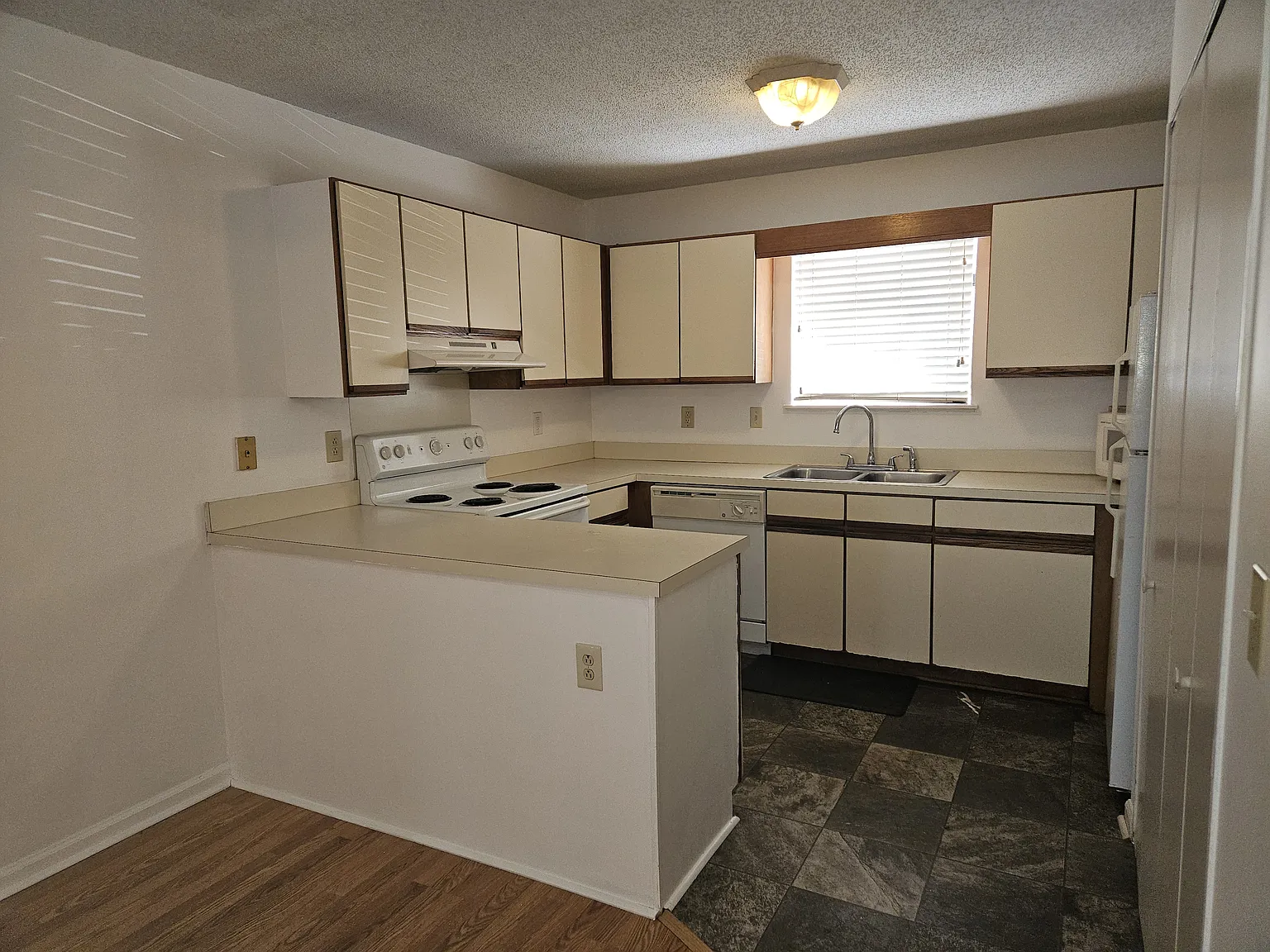 2 bed, 989 sqft, $1,450 — Photo 3