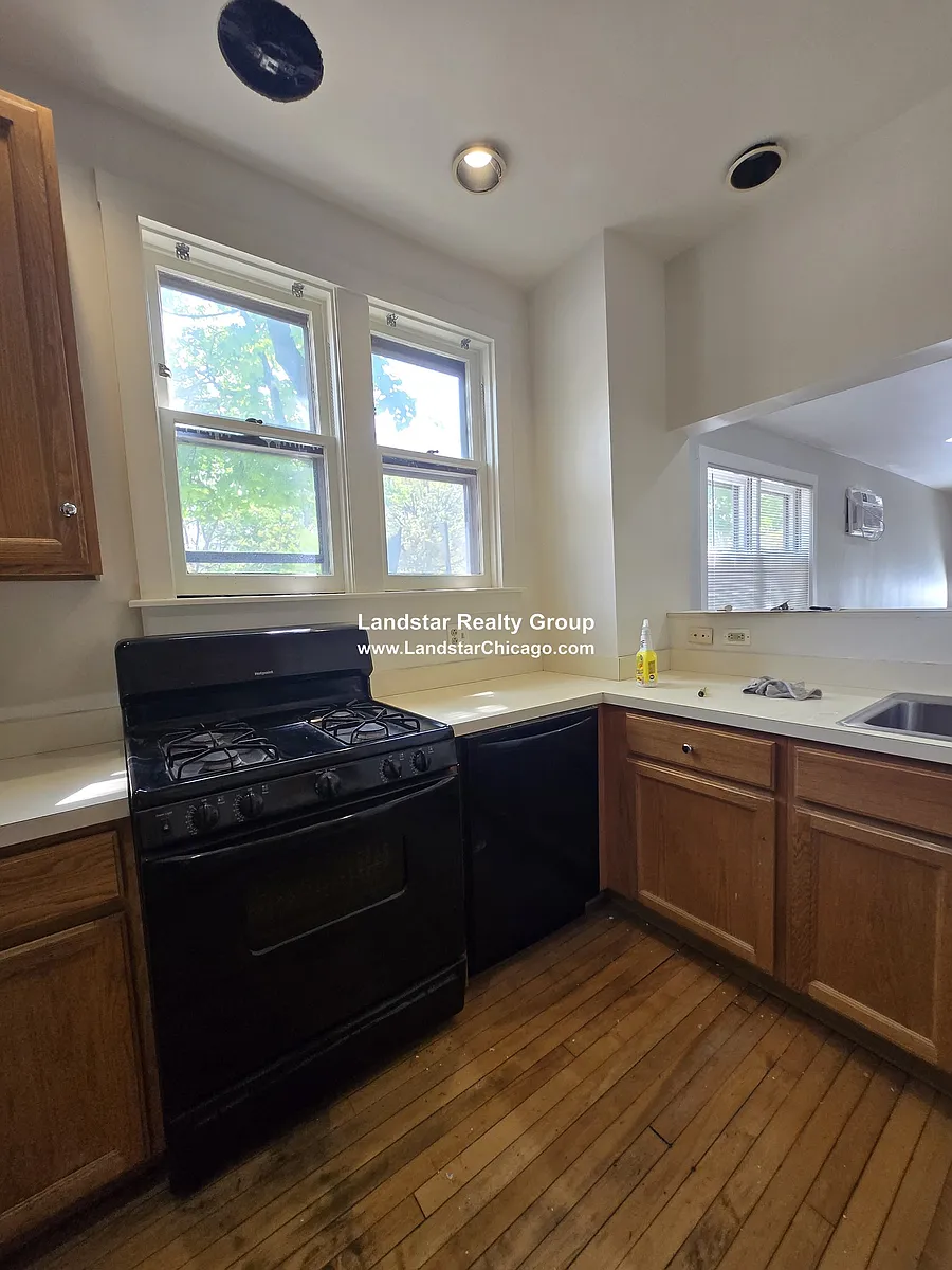 Building Photo - 2229 N Oakley Ave #1