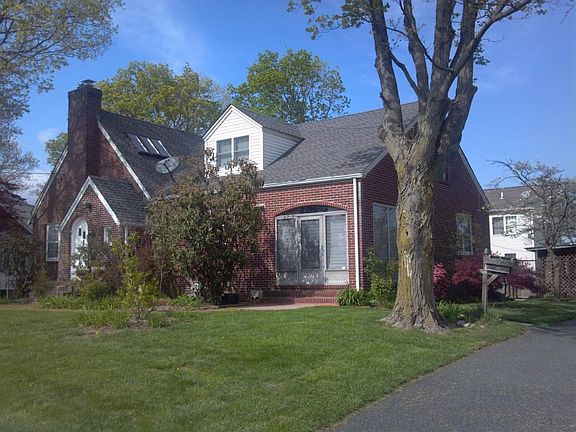 3rd image of 115 Douglas Ave