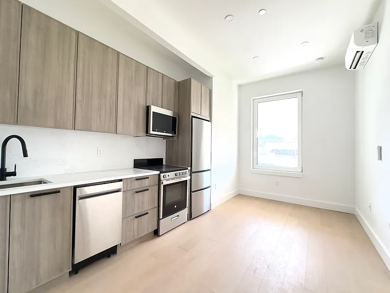 109 S 6th St #4E — Photo 2