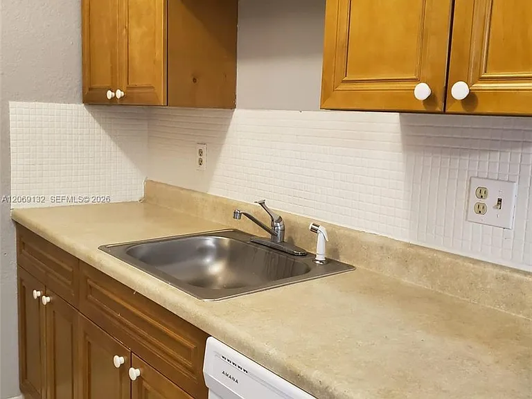 280 SW 11th Ave #18 — Photo 12