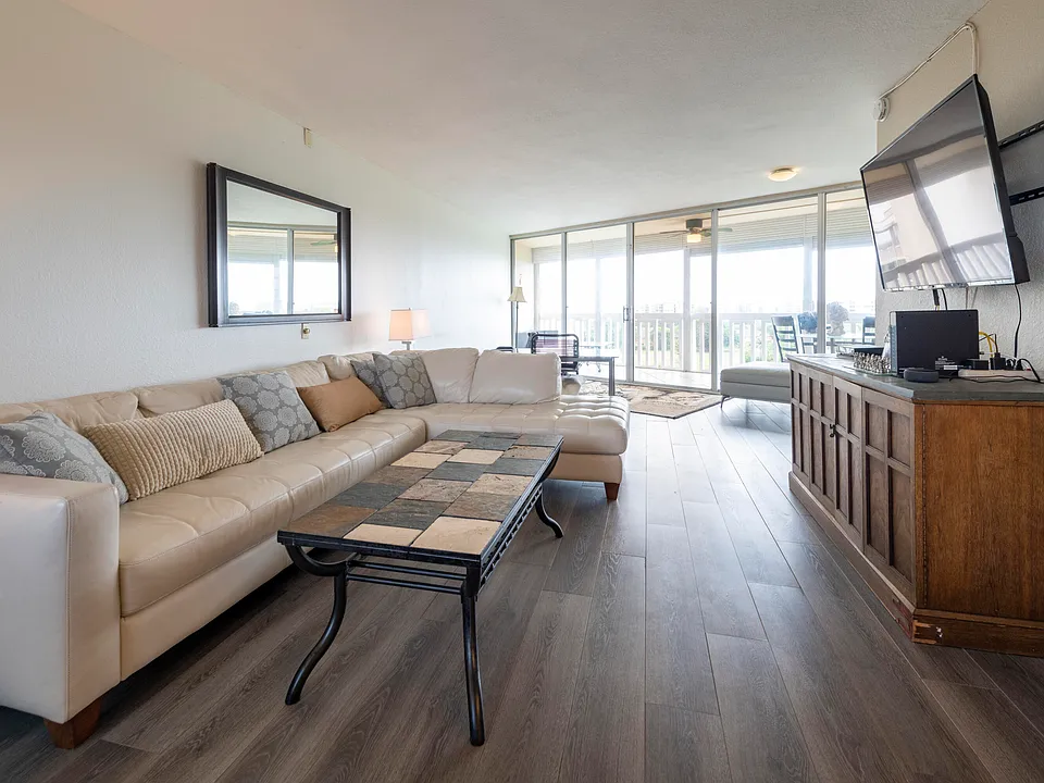 6911 Environ Blvd #8G
