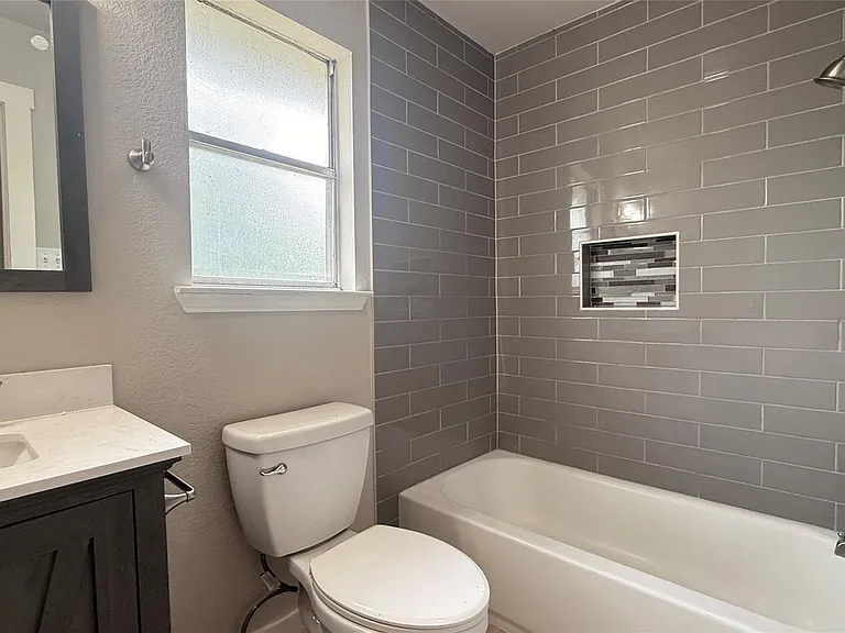 805 Malden Cv — Photo 19