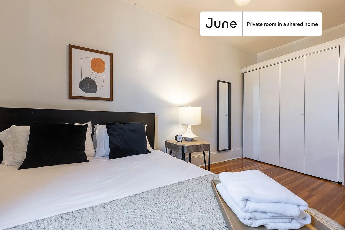 Queen bedroom in 3 bed/1 bath home in North End #369 B — Photo 2
