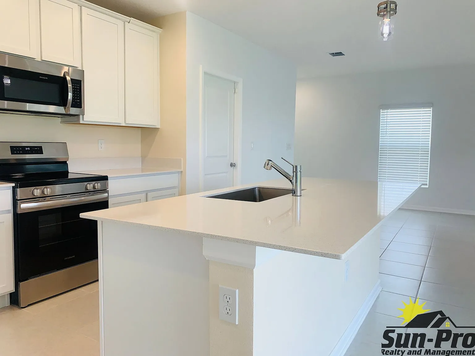 4 bed, 2.0 bath, 1879 sqft, $2,550 — Photo 3
