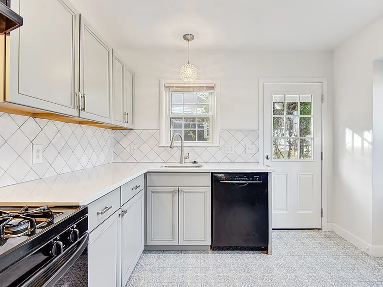 4514 E 7th St — Photo 10