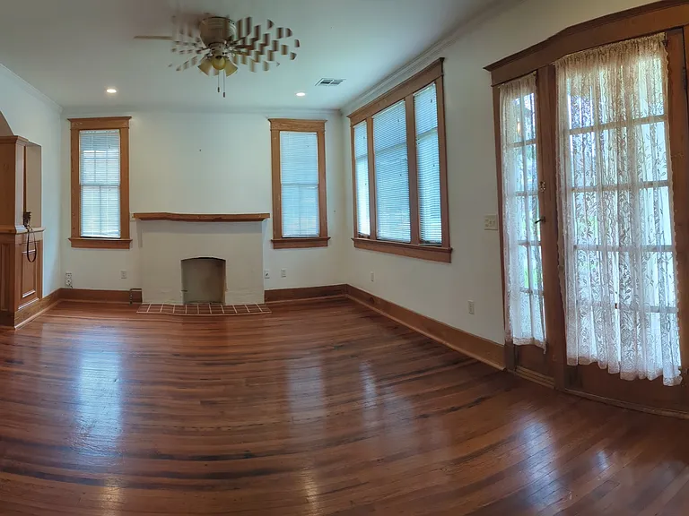 4040 Clermont Dr — Photo 3