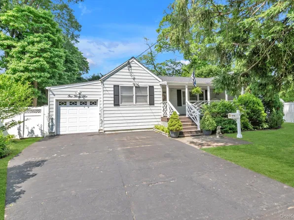 135 Centre Avenue, Lindenhurst, NY 11757
