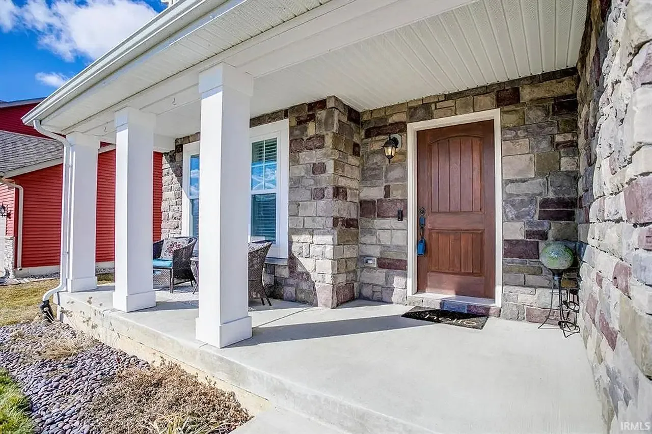 4 bed, 2.5 bath, 2400 sqft, $3,100 — Photo 2