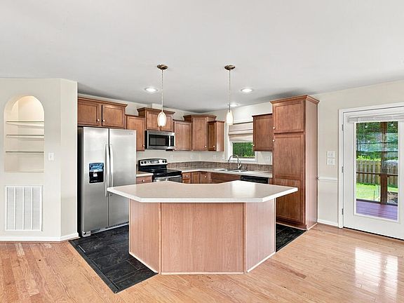 4th image of 60 Byway Cir