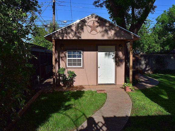 3rd image of 2533 Greenbriar Dr