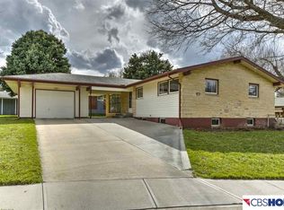 8353 Templeton Dr, Omaha, NE 68134