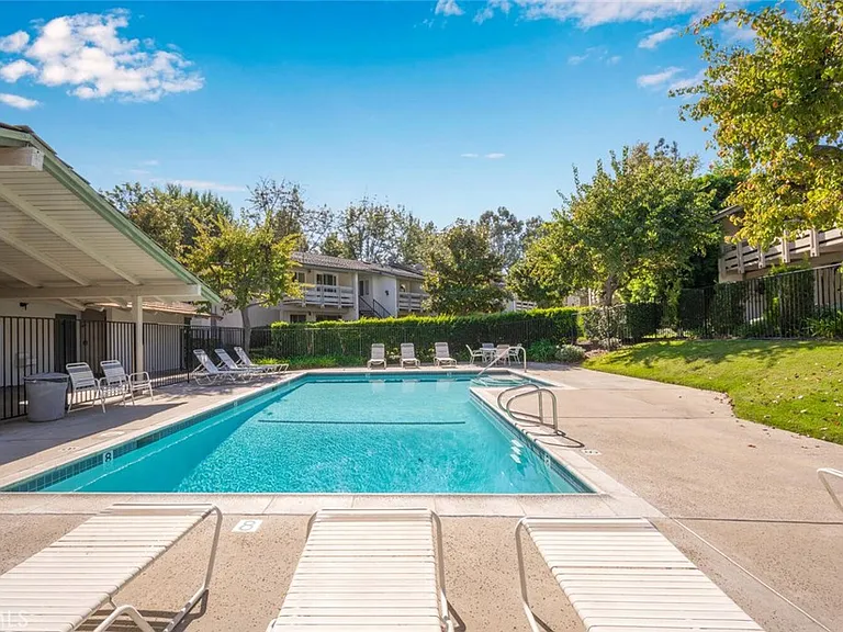 23732 Hillhurst Dr — Photo 15