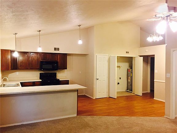 4th image of 232 E Kingsbridge Dr