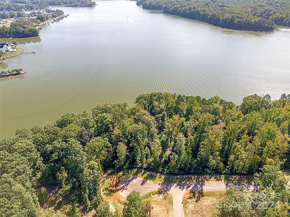 2nd image of 864 Lakeforest Dr