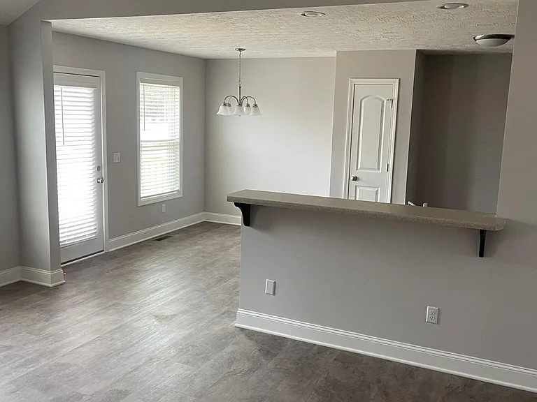 557 Labrador Dr — Photo 6