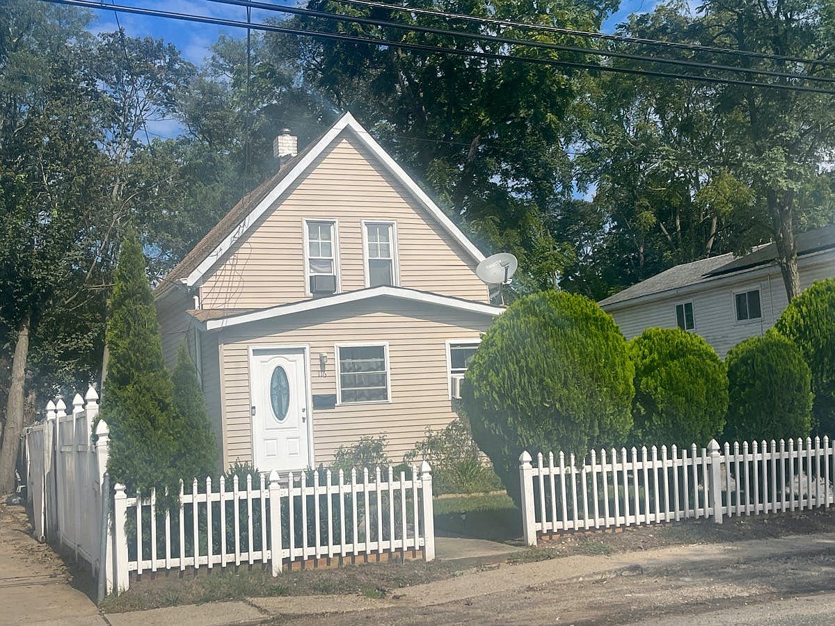 116 Smith St, Amityville, NY 11701 | Zillow