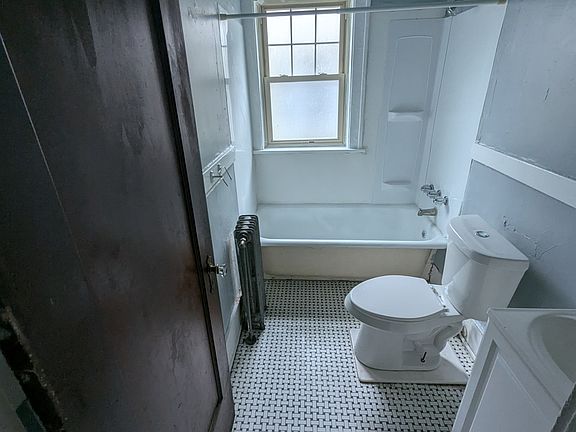 4th image of 950 Bay St APT 16