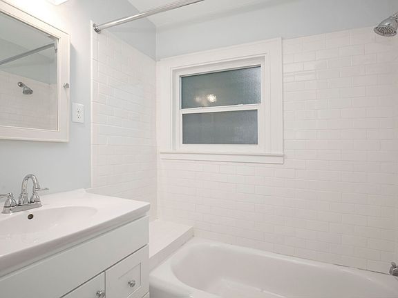 4th image of 2528 Queen Anne Ave N APT 4