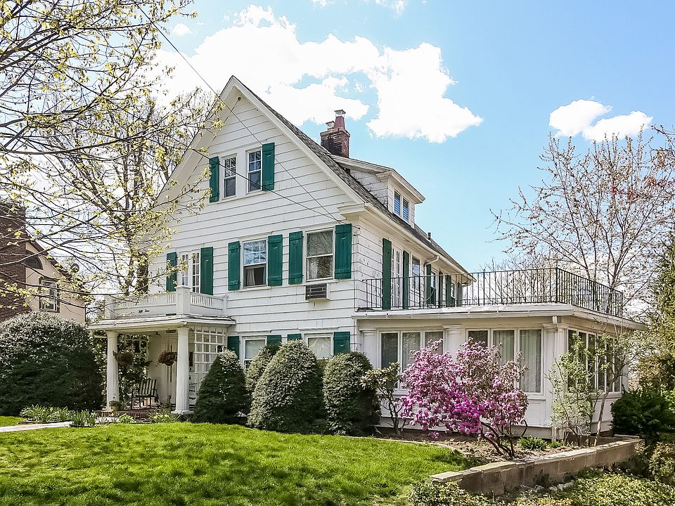 Sutton Manor Sweetheart, bring your contractor and restore colonial beauty!