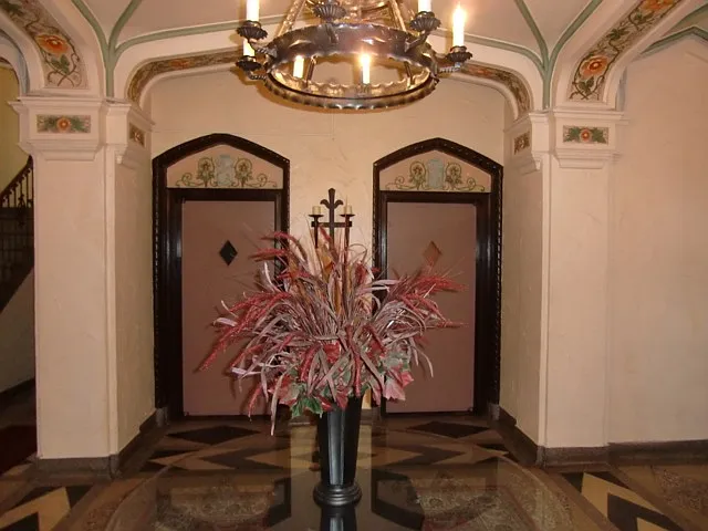 Grosvenor Arms Apartments — Photo 3