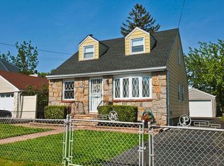 36 Manhattan Ave, Westbury, NY 11590