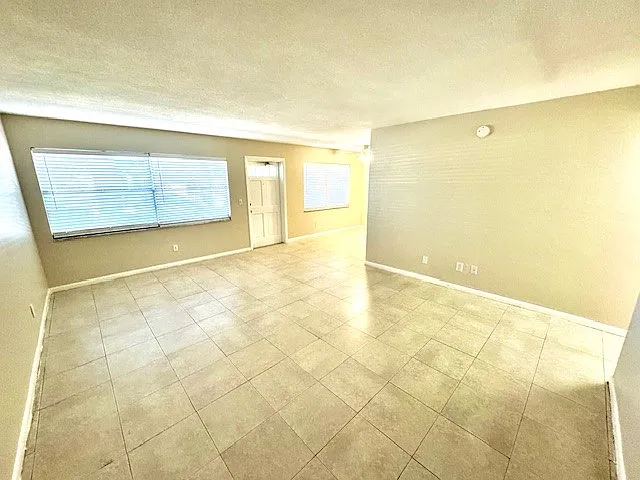 Devon Manor Apartments — Photo 12