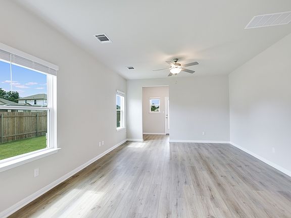 4th image of 101 Oakdale Meadows Ln