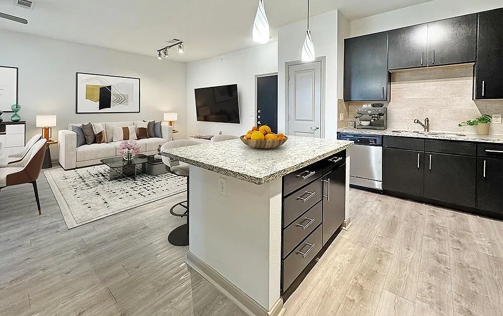1 bed, 1.0 bath, 815 sqft, $1,611 — Photo 2