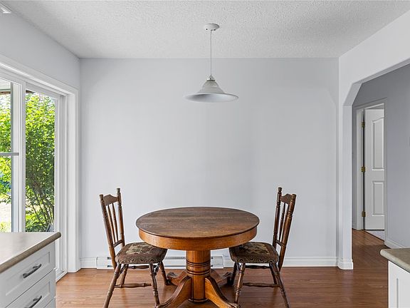 4th image of 238 Strawberry Cres