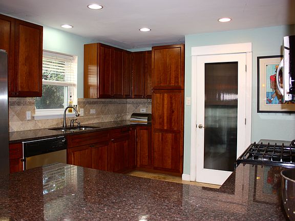 Kitchen: Granite Countertops