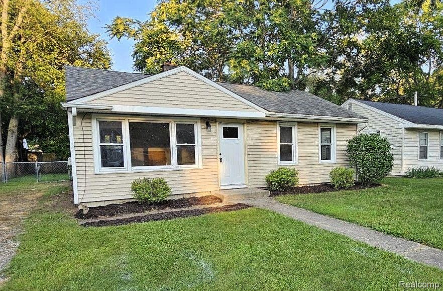 1st image of 28 Lamora Ave