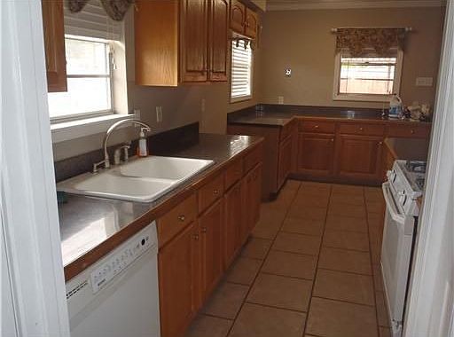 2nd image of 1600 Belmont Pl