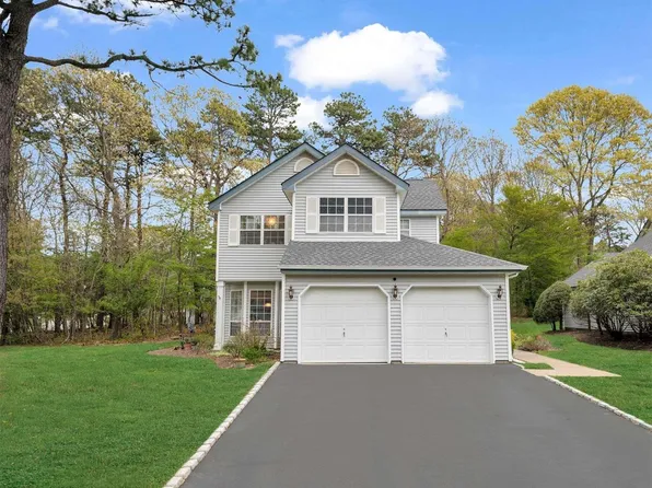 10 Huntingdale Way, Middle Island, NY 11953