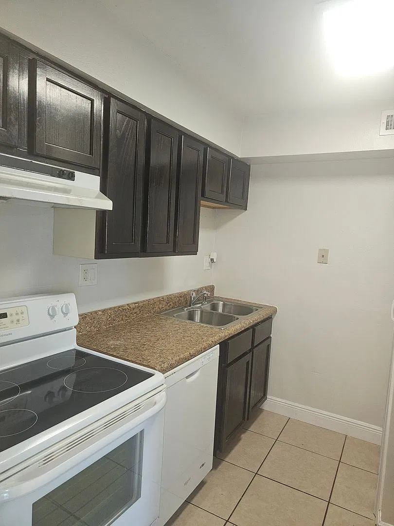 Cute & Affordable Large 1 Bedroom / 1 Bath (Winter Park) — Photo 2
