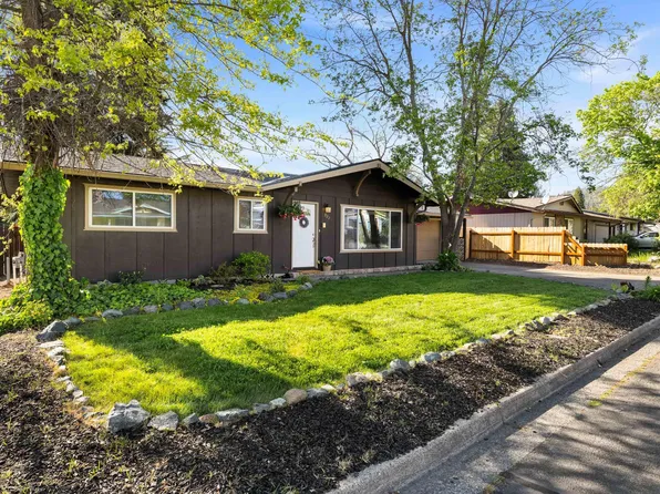 922 SW Spruce St, Grants Pass, OR 97526