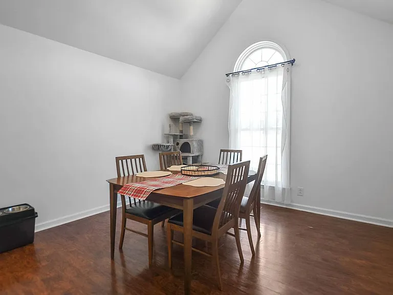 506 Brentwood Cir — Photo 5