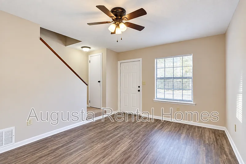 2 bed, 1.5 bath, 960 sqft, $1,040 — Photo 2