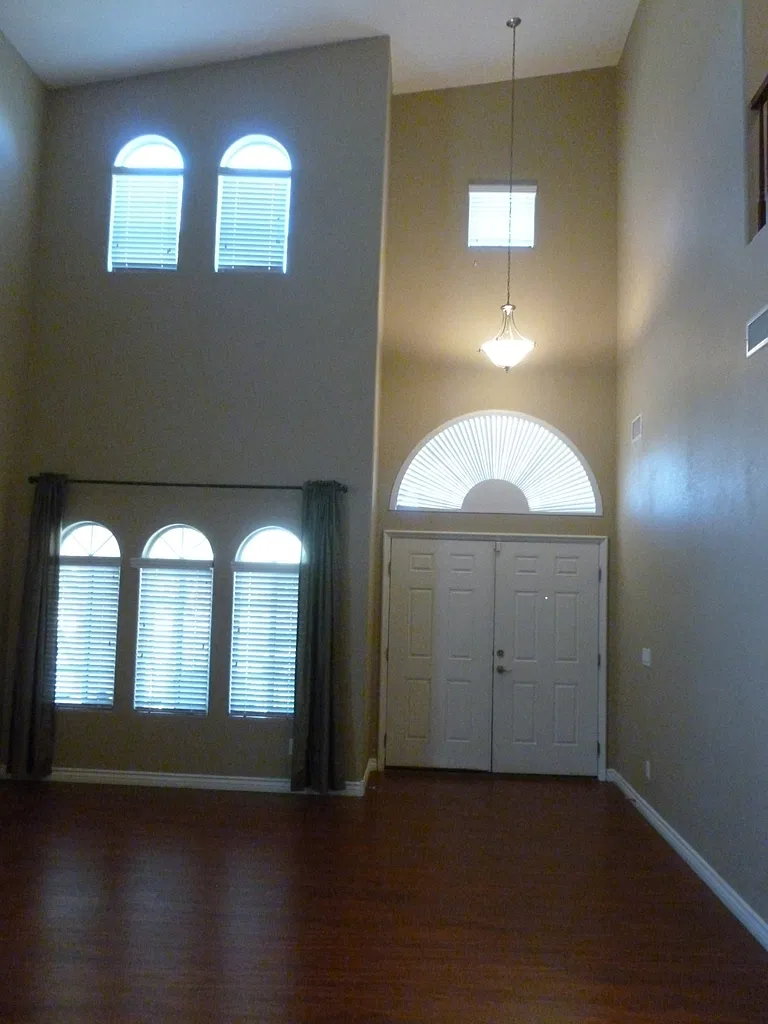 4 bed, 2.5 bath, 2462 sqft, $2,400 — Photo 3