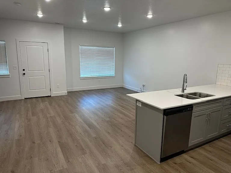 551 E 900 N — Photo 5